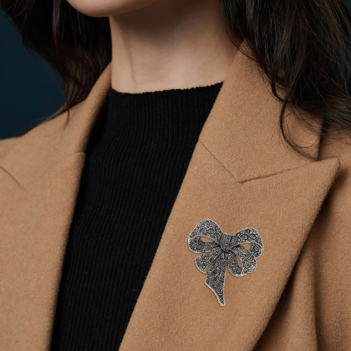 Broche de plata antigua con forma de lazo y diamantes de imitación para mujer