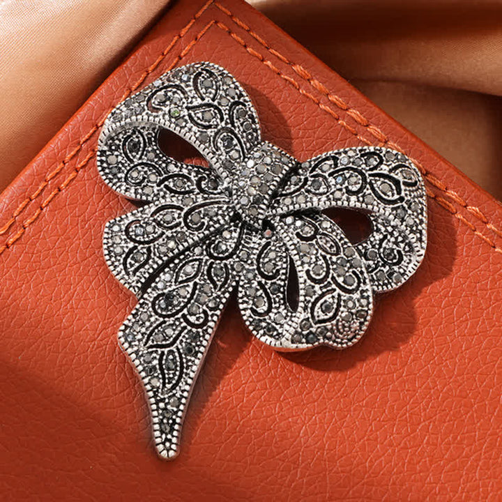 Broche de plata antigua con forma de lazo y diamantes de imitación para mujer