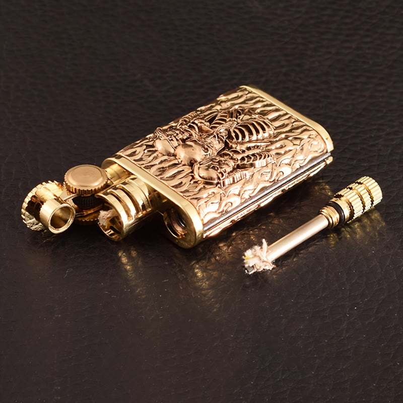 Encendedor de queroseno 2 en 1 con cerilla permanente, rueda de pedernal y grabado de calavera - image 1