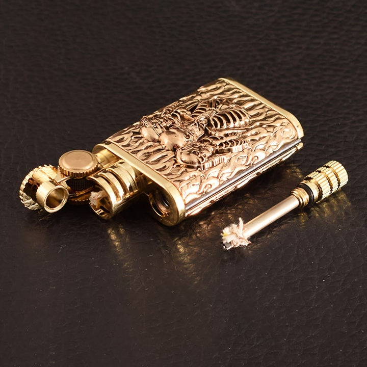 Encendedor de queroseno 2 en 1 con cerilla permanente, rueda de pedernal y grabado de calavera - image 1