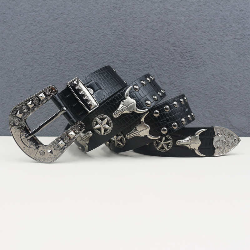 Cinturón de piel con estampado de cocodrilo negro y remaches de cabeza de toro plateado