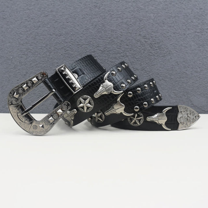 Cinturón de piel con estampado de cocodrilo negro y remaches de cabeza de toro plateado