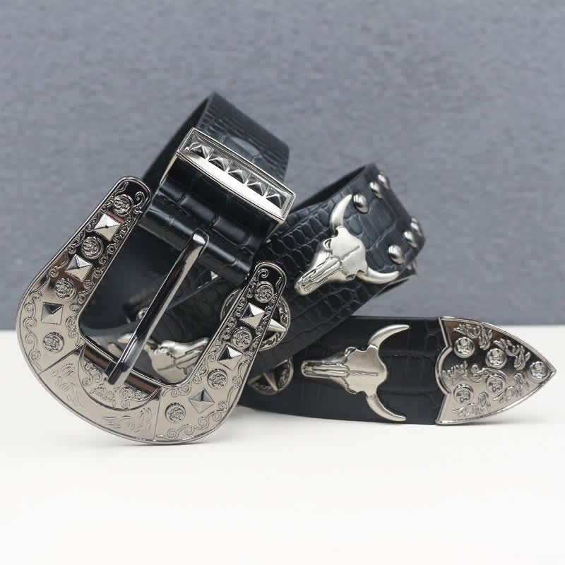 Cinturón de piel con estampado de cocodrilo negro y remaches de cabeza de toro plateado