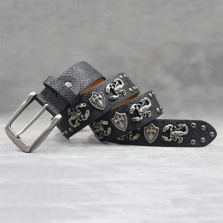 Cinturón de cuero con estampado de piel de serpiente negra y remaches de escorpión en plata antigua