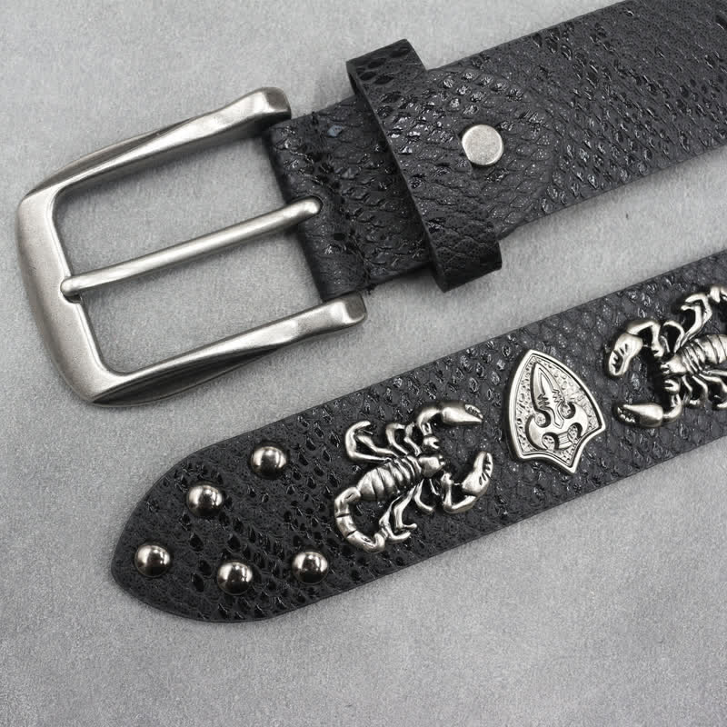 Cinturón de cuero con estampado de piel de serpiente negra y remaches de escorpión en plata antigua
