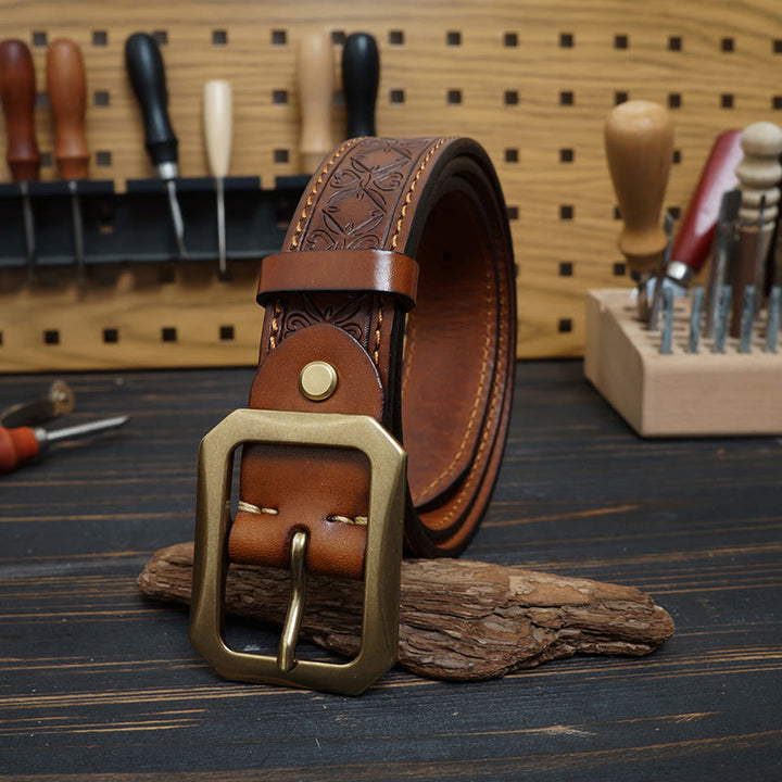 Cinturón de cuero con costuras estilo western y hebilla de latón macizo