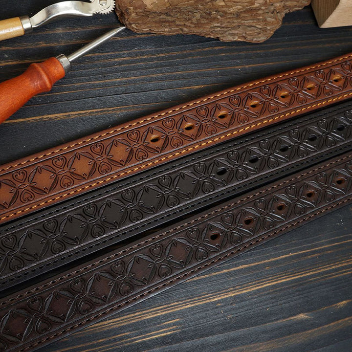 Cinturón de cuero con costuras estilo western y hebilla de latón macizo