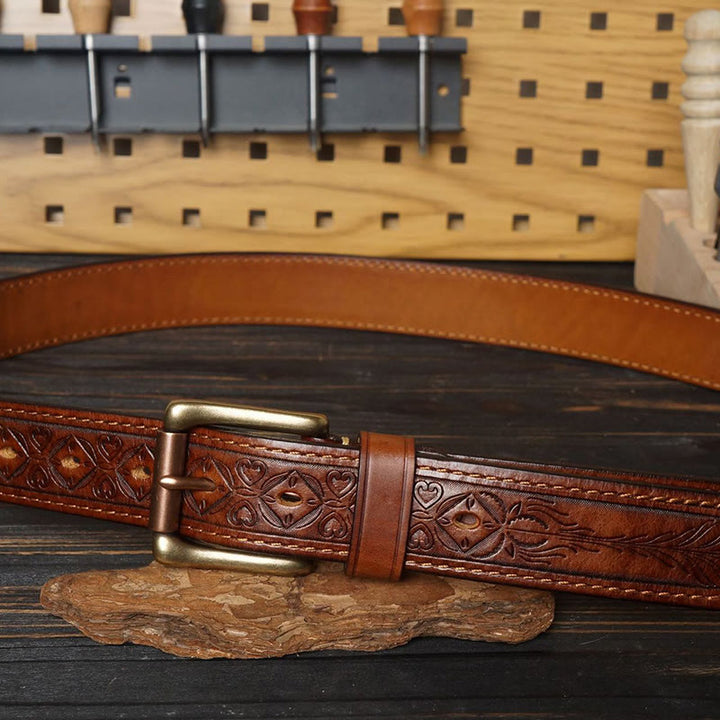 Cinturón de cuero con flor en relieve estilo western y hebilla de latón macizo