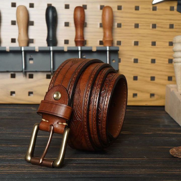 Cinturón de cuero con flor en relieve estilo western y hebilla de latón macizo