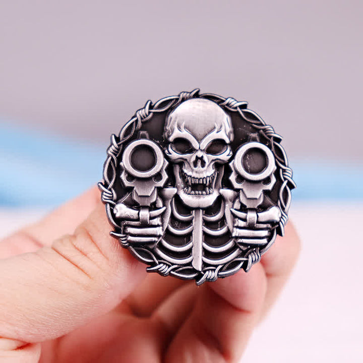 Broche de motocicleta retro con calavera y diseño de doble pistola genial