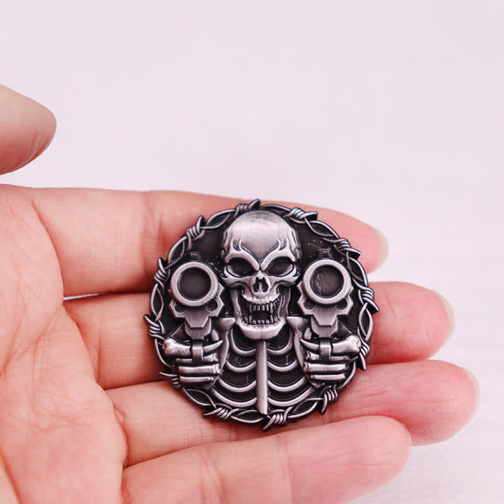 Broche de motocicleta retro con calavera y diseño de doble pistola genial