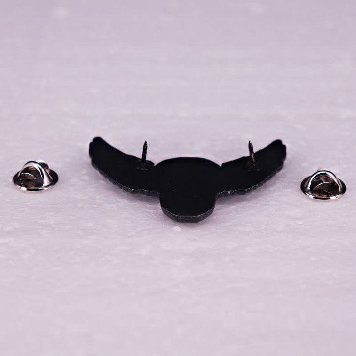 Broche de calavera risueña demoníaca alada