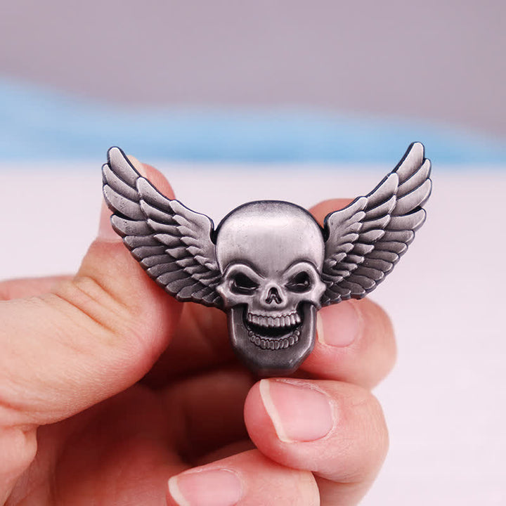 Broche de calavera risueña demoníaca alada
