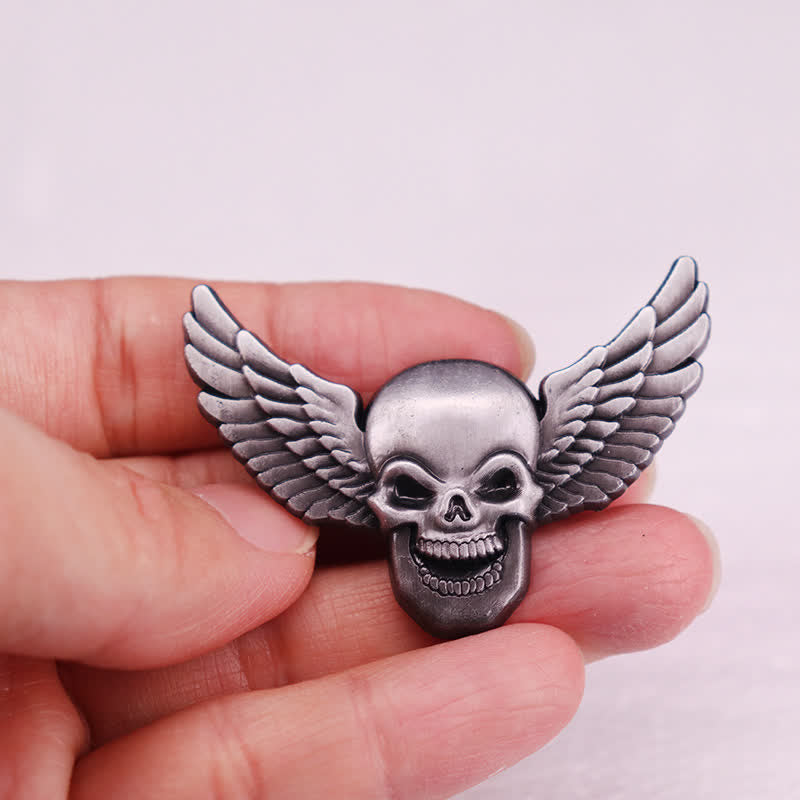 Broche de calavera risueña demoníaca alada