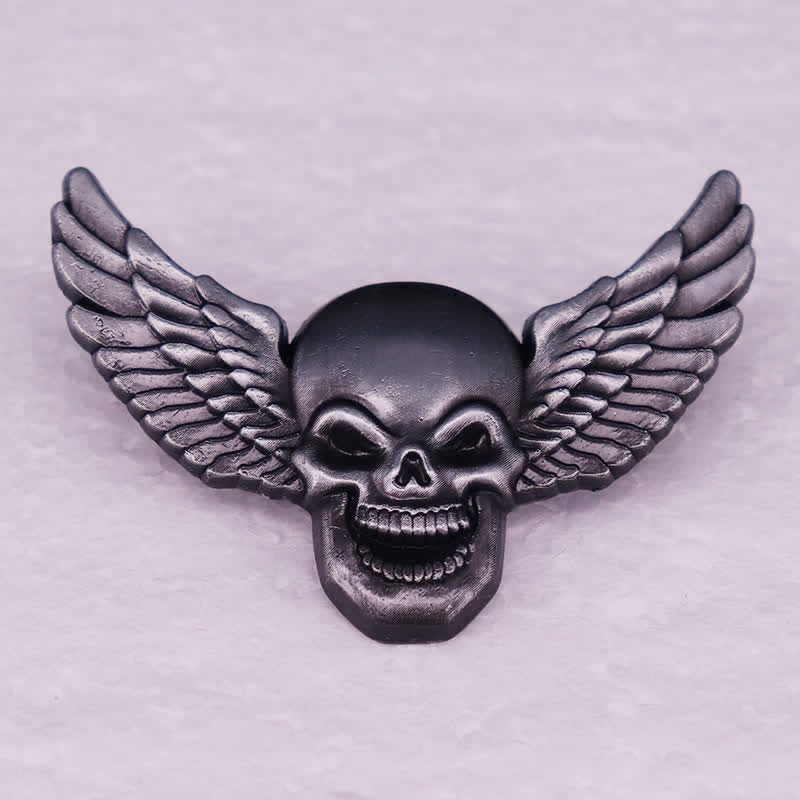 Broche de calavera risueña demoníaca alada