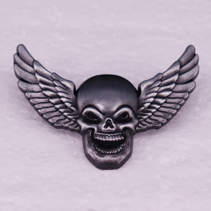 Broche de calavera risueña demoníaca alada