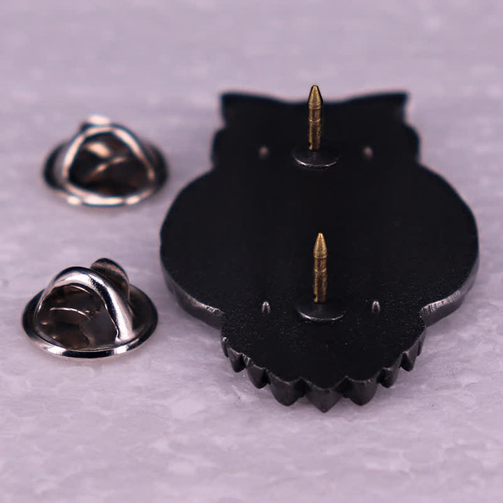 Broche de esqueleto de calavera con ojos de garras de pájaro y búho
