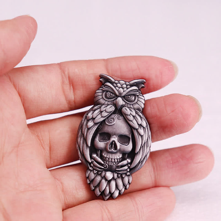 Broche de esqueleto de calavera con ojos de garras de pájaro y búho