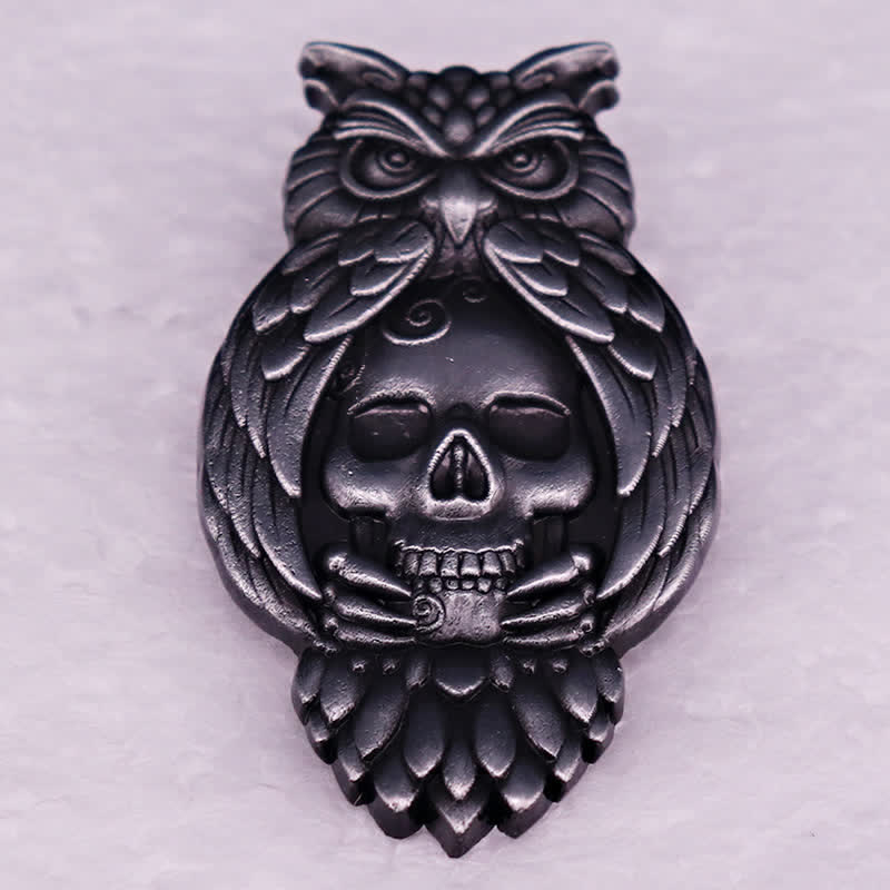 Broche de esqueleto de calavera con ojos de garras de pájaro y búho