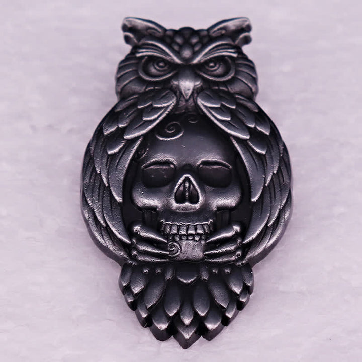 Broche de esqueleto de calavera con ojos de garras de pájaro y búho