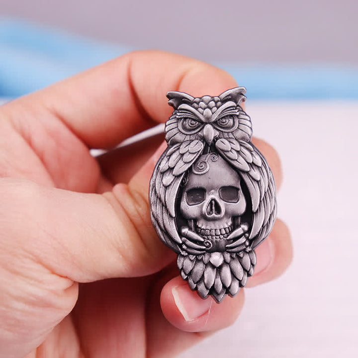 Broche de esqueleto de calavera con ojos de garras de pájaro y búho