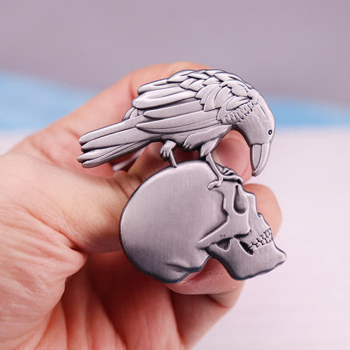 Broche gótico antiguo de calavera de cuervo repujado en plata