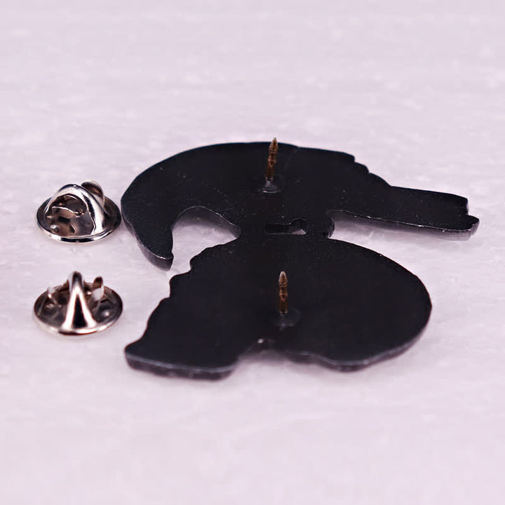 Broche gótico antiguo de calavera de cuervo repujado en plata