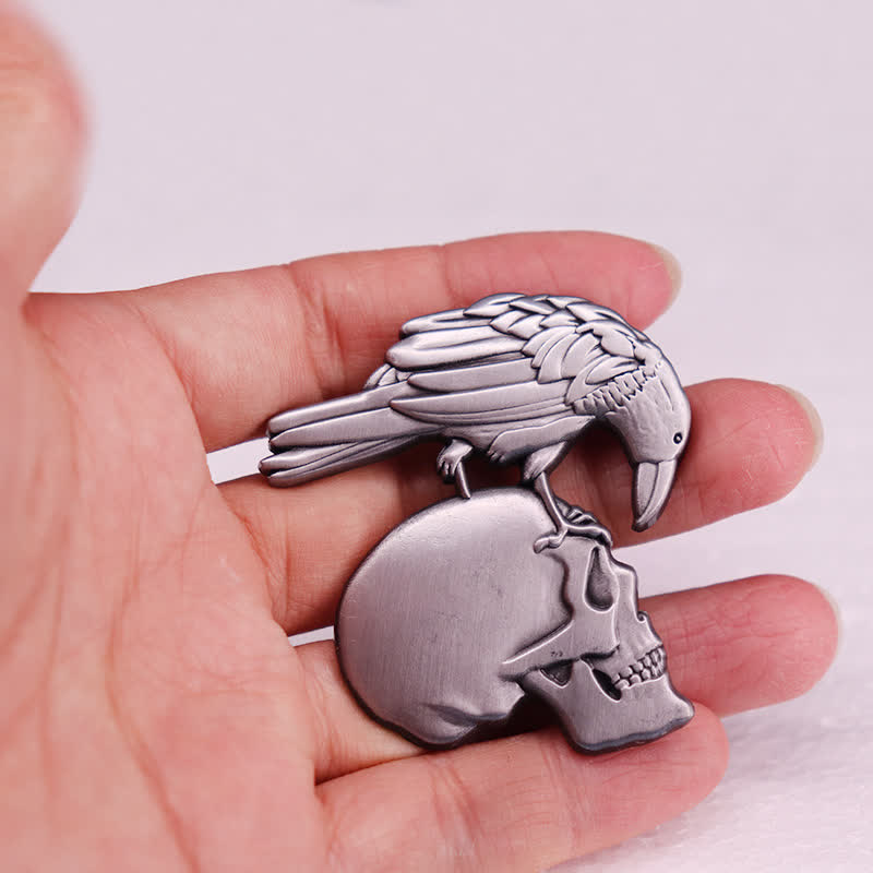 Broche gótico antiguo de calavera de cuervo repujado en plata