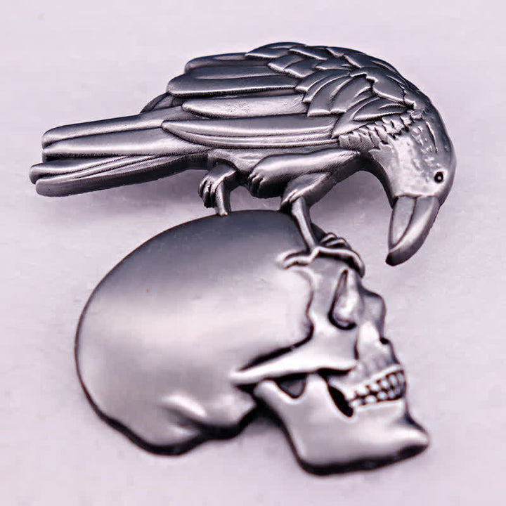 Broche gótico antiguo de calavera de cuervo repujado en plata