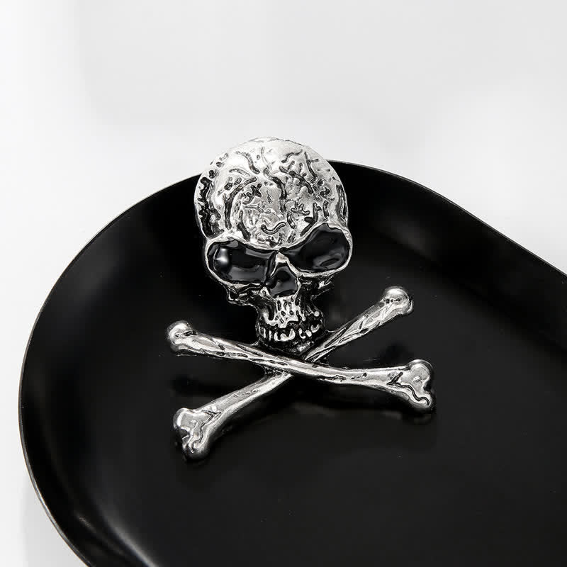 Broche decorativo de calavera pirata punk con huesos cruzados
