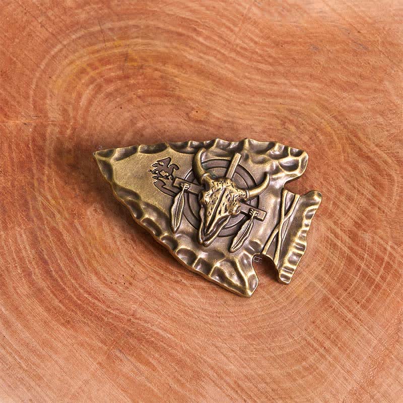 Cinturón de cuero con hebilla de toro en forma de punta de flecha con triángulo de bronce