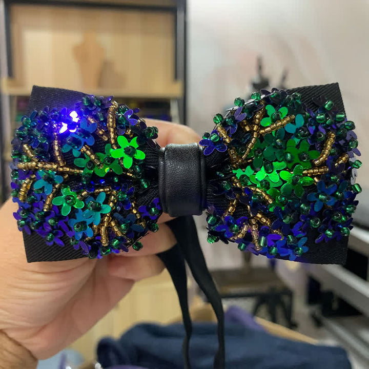 Pajarita de lentejuelas con forma de flor verde y azul brillante