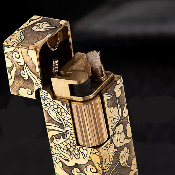 Encendedor de queroseno recargable de latón con forma de cubo y dragón tallado