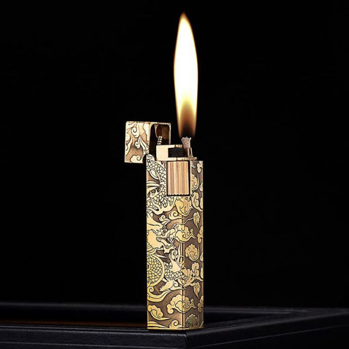 Encendedor de queroseno recargable de latón con forma de cubo y dragón tallado