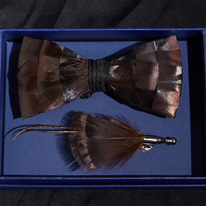 Pajarita de plumas de cobre claro con alfiler de solapa
