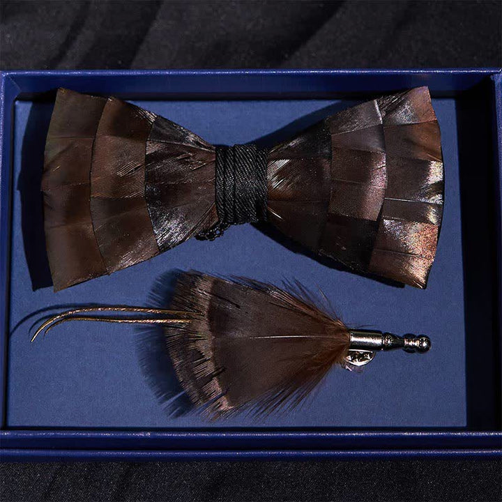 Pajarita de plumas de cobre claro con alfiler de solapa
