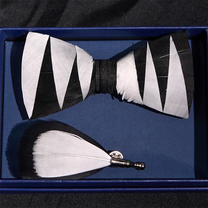Pajarita de plumas blancas y negras con prendedor de solapa