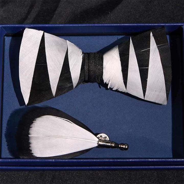 Pajarita de plumas blancas y negras con prendedor de solapa
