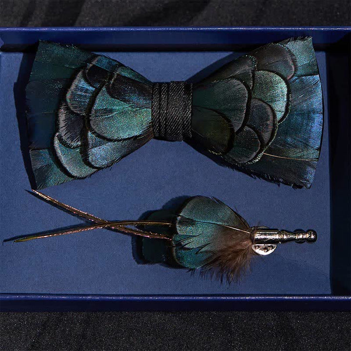 Pajarita de plumas azul pizarra con prendedor de solapa