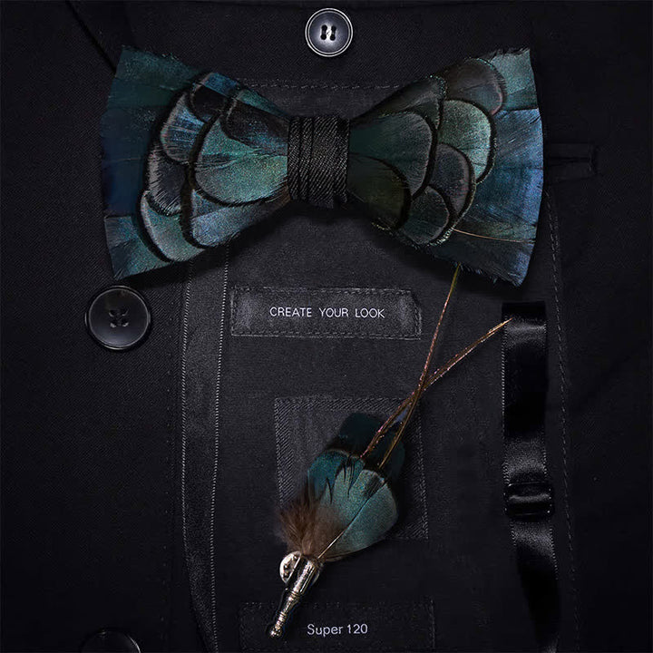 Pajarita de plumas azul pizarra con prendedor de solapa