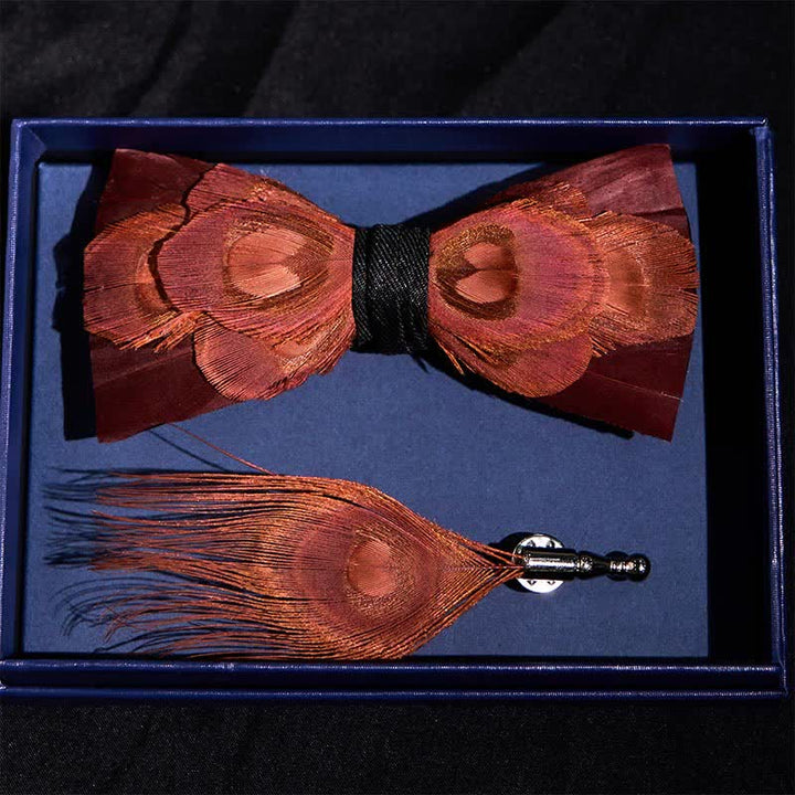 Pajarita con plumas doradas burdeos y alfiler de solapa