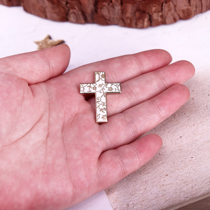 Broche de esmalte con cruz floral