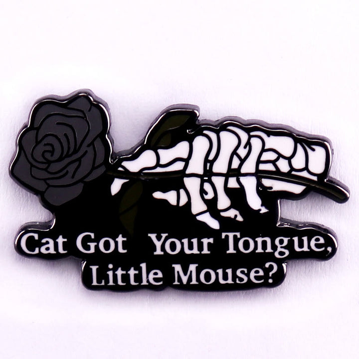 Broche de esmalte con forma de esqueleto de rosa y ratón con el gato comiéndose la lengua