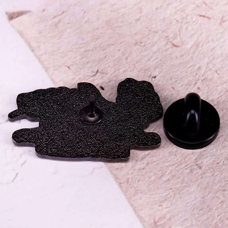 Broche de esmalte con forma de esqueleto de rosa y ratón con el gato comiéndose la lengua