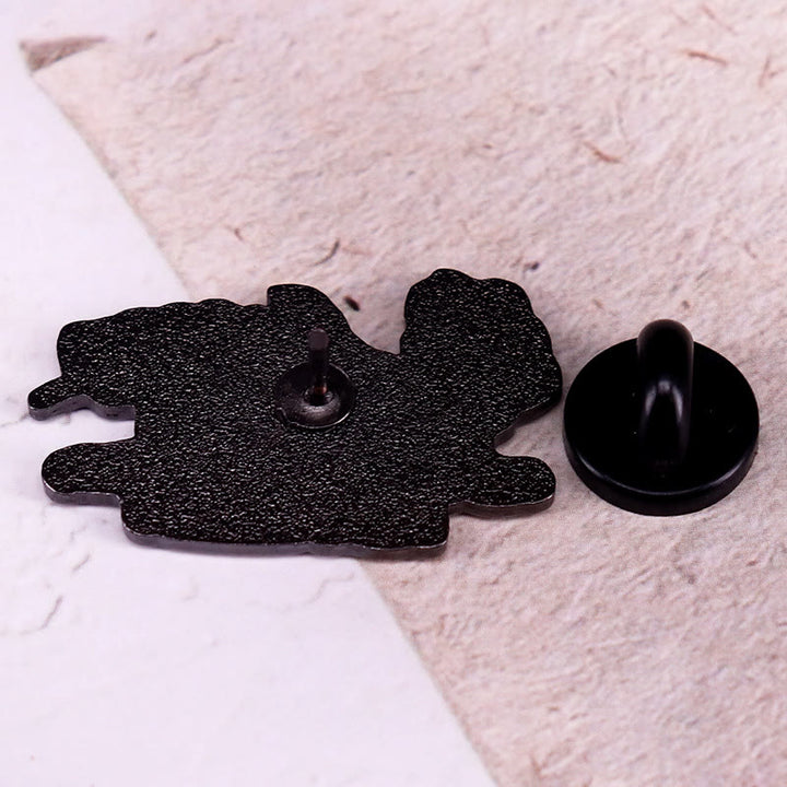 Broche de esmalte con forma de esqueleto de rosa y ratón con el gato comiéndose la lengua