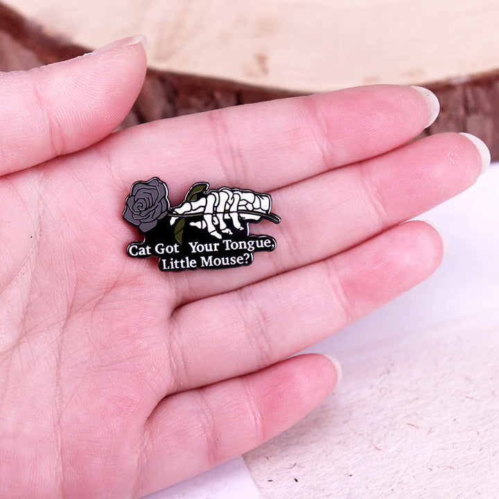 Broche de esmalte con forma de esqueleto de rosa y ratón con el gato comiéndose la lengua