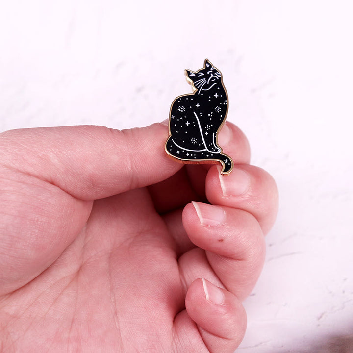 Broche de esmalte con forma de gato místico del cielo estrellado