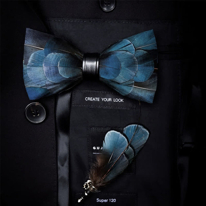 Pajarita de plumas naturales de lujo de color azul oscuro con alfiler de solapa