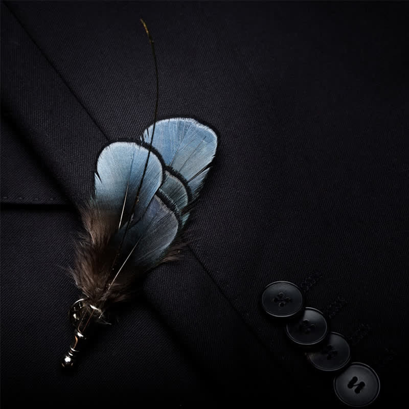 Pajarita de plumas naturales de lujo de color azul oscuro con alfiler de solapa