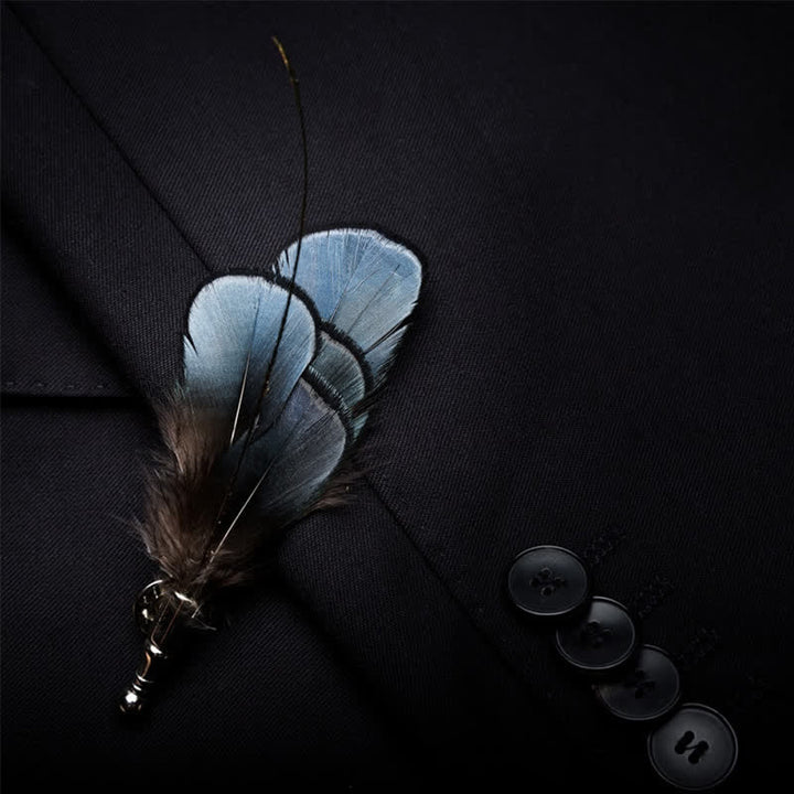 Pajarita de plumas naturales de lujo de color azul oscuro con alfiler de solapa